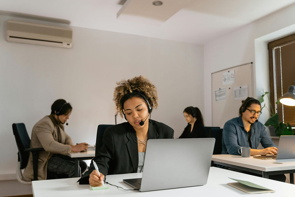 Frau arbeitet am Laptop – Darstellung zielgerichteter Online-Werbung mit Google Ads