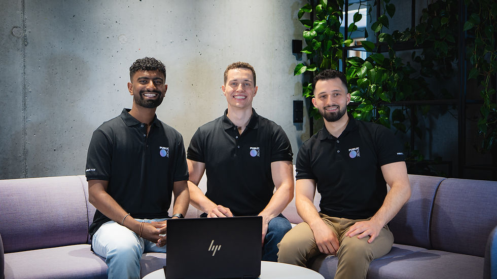 Die drei Co-Founder von PublicNow – Anushan, Markus und Dario – lächeln in schwarzem Firmen-Outfit vor modernem Hintergrund. Das Team vereint Expertise in Webdesign, Marketing und digitalen Lösungen mit echter Freundschaft und Leidenschaft.