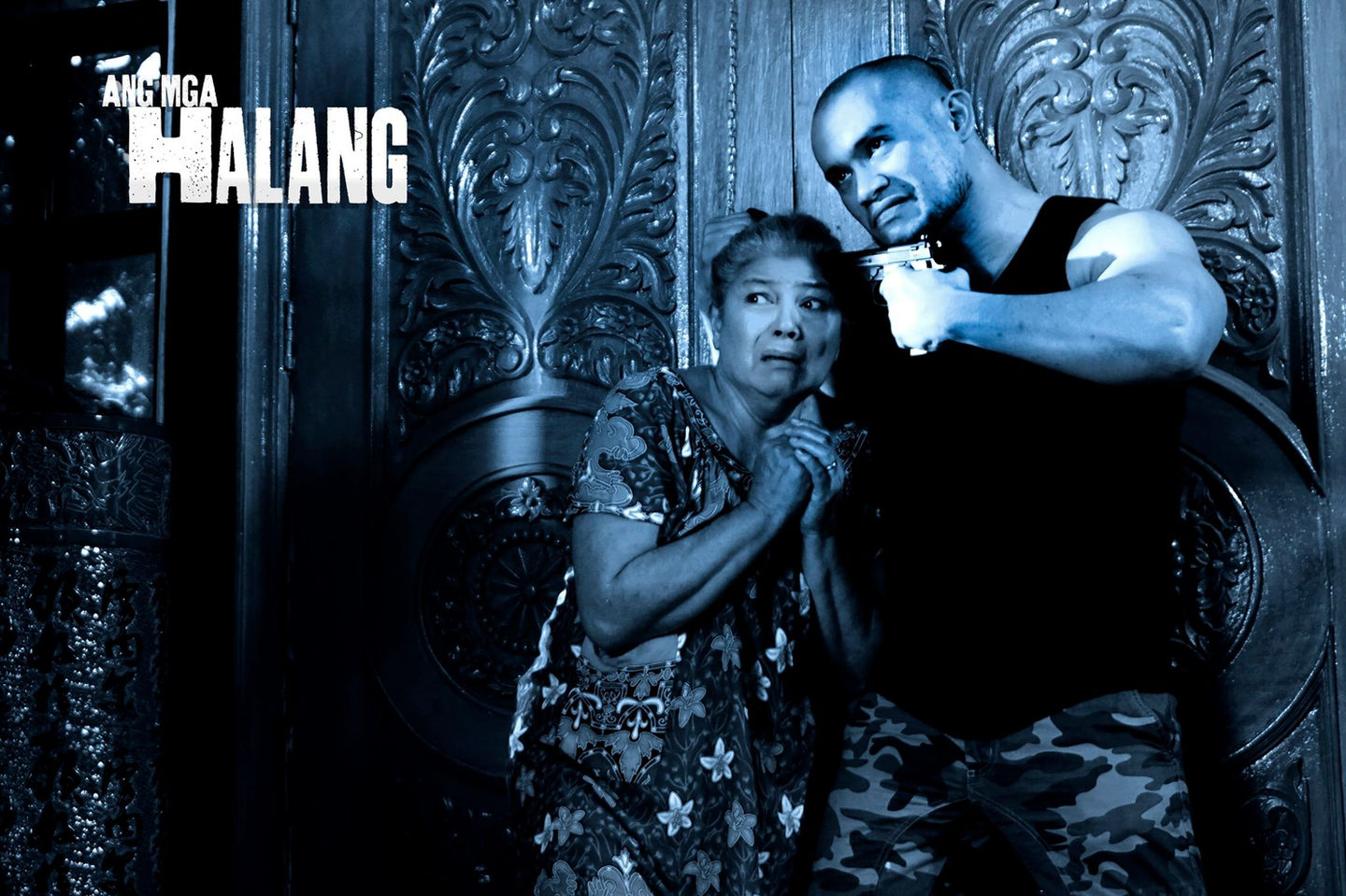 Man threatens woman with knife next to door, Ang Mga Halang The Movie.