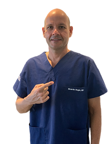 Foto do Dr. Ricardo Reges em seu local de trabalho