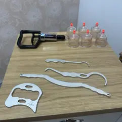 Materiais de liberação miofascial, incluindo ventosas e cremes, no Bio Studio, Porto Alegre.