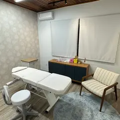 Sala de atendimento estética no Bio Studio, Porto Alegre, com maca e equipamentos modernos.