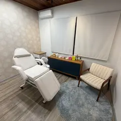 Sala de atendimento do Bio Studio, Porto Alegre, com iluminação suave para estética e relaxamento