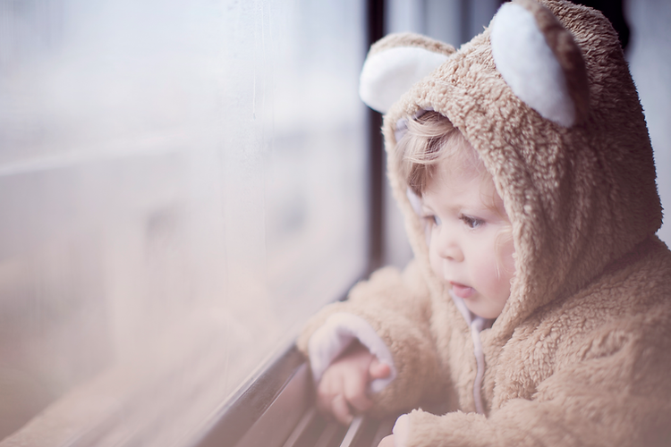 Kind durch das Fenster