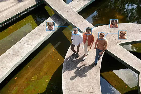 Imagem de pessoas sendo monitoradas através do reconhecimento facial.