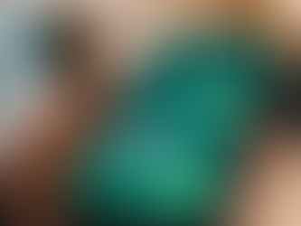 Pessoa segurando smartphone com conversa aberta no WhatsApp, representando atendimento digital e comunicação automatizada em ambientes corporativos.