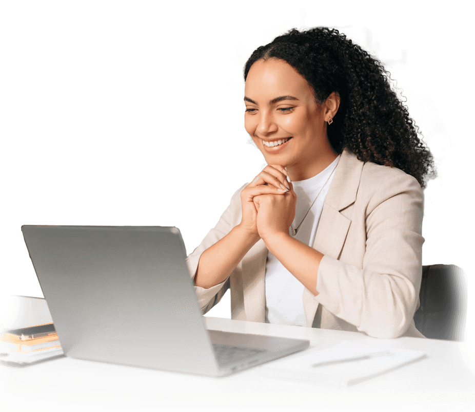 mulher sorridente no computador