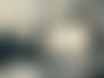 Gestão escolar analisando registros de acesso em sistema digital, representando governança escolar com rastreabilidade e compliance por meio do controle de acesso.