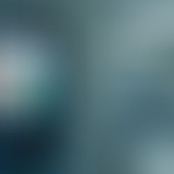 Profissional de saúde registra acesso por reconhecimento facial em um dispositivo eletrônico instalado no corredor do hospital, com outros médicos caminhando ao fundo.