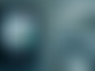 Profissional de saúde registra acesso por reconhecimento facial em um dispositivo eletrônico instalado no corredor do hospital, com outros médicos caminhando ao fundo.