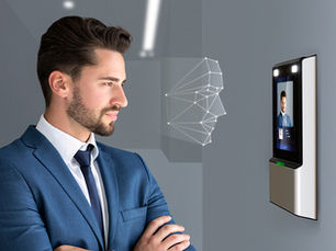 Homem passando pelo leitor facial