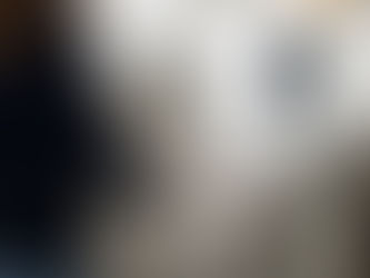 Aluno acessando a escola por meio de catraca com reconhecimento facial, representando controle de acesso inteligente e registro automático de presença escolar.