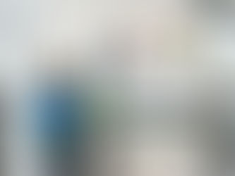 Criança entrando em escola por catraca com reconhecimento facial, representando controle de acesso como infraestrutura de gestão e organização da rotina escolar.