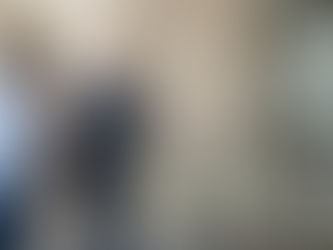 Gestor apresentando sistema de controle de acesso com reconhecimento facial em condomínio moderno, destacando experiência, segurança e gestão profissional para moradores e empresas.