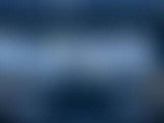 Sala moderna de monitoramento com múltiplas telas exibindo imagens de câmeras de segurança em tempo real, representando o uso de câmeras com IA para gestão estratégica.