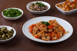 יאחנה - עוף בעגבניות