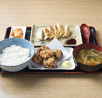 Japanisches Restaurant Takumi in Düsseldorf mit Ramen-Bar, Sitzplätzen und schlichter, moderner Atmosphäre.