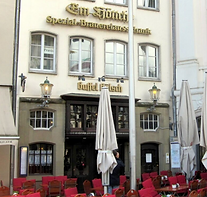 Rheinisches Restaurant Em Höttche in Bonn mit historischem Gastraum und traditioneller Atmosphäre.