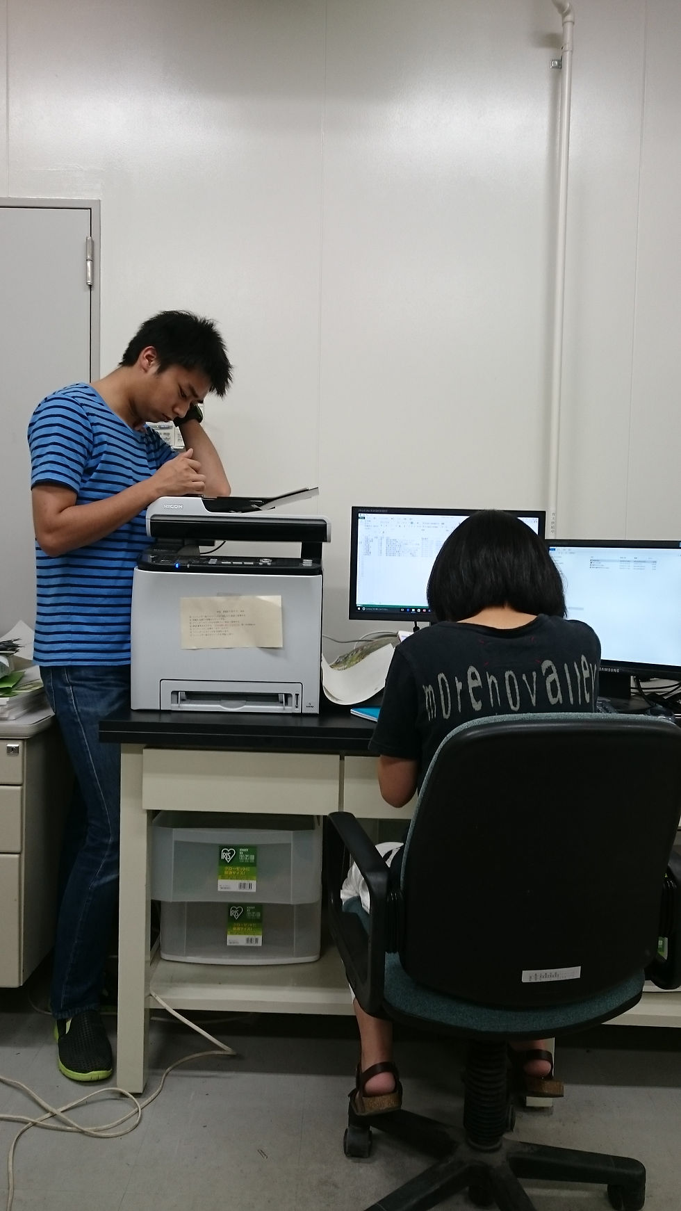 プレゼンと参加者名簿の確認をする代表と「ととも」