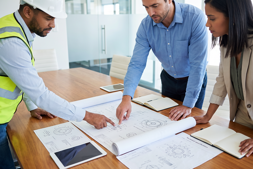 Equipo técnico y comercial analizando especificaciones y requerimientos de RFQ en una empresa industrial.