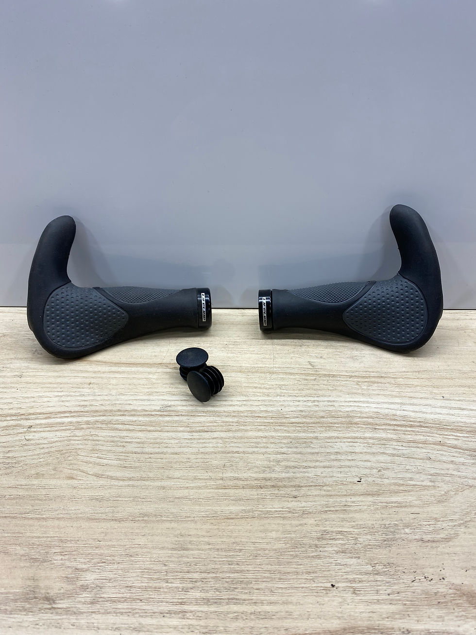 Thumbnail: Ergonomic lock on grips 