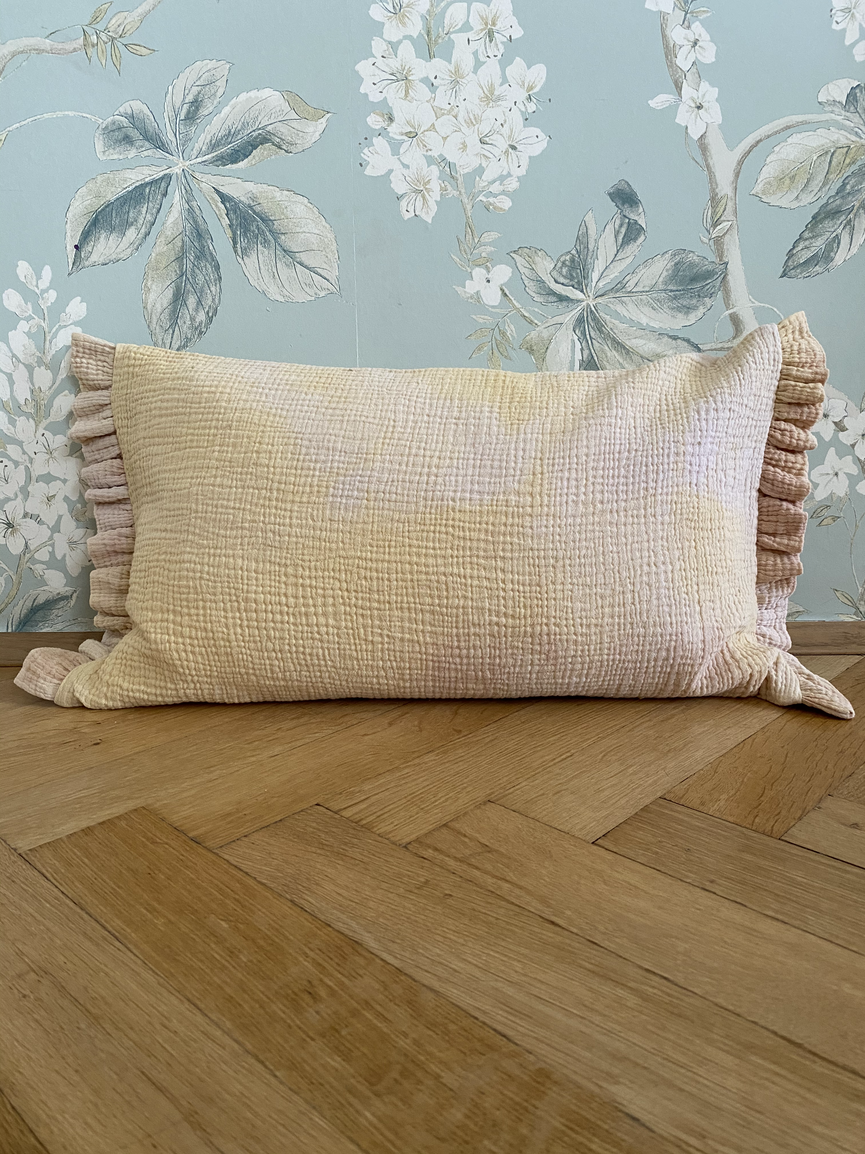 Dip Dye Musselin Cushion with Ruffles in light peach
