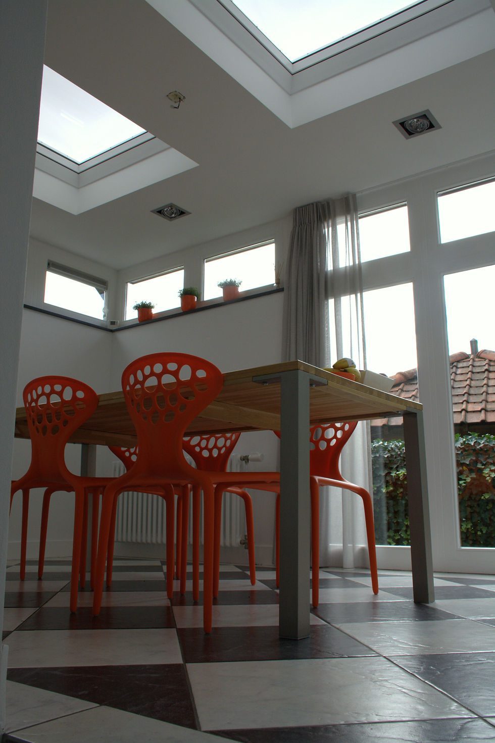 Totaal vernieuwde aanbouw gebouwd in samenwerking met Van Haldeuren. Aanbouw met daarin afstandsbed