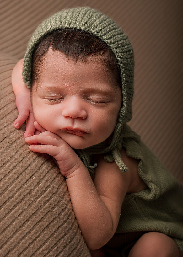 Bebé recién nacido, newborn en sesión de estudio con colores tierra