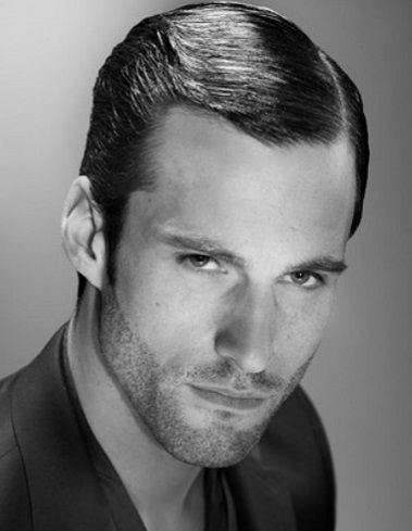 Гладкая прическа с боковым пробором