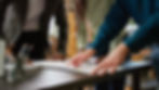diverso-equipo-companeros-trabajo-mirando-graficos-negocios-documentos-analizando-informac