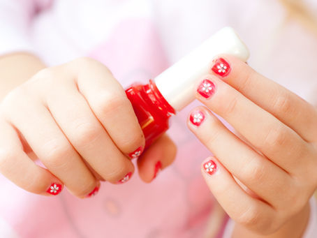 ¿Sabías que el esmalte de uñas y el maquillaje son disruptores endocrinos?