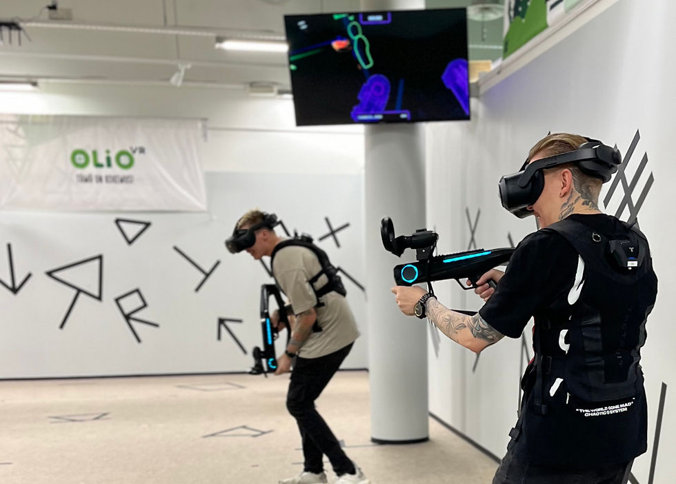 Kaverukset taistelemassa vastakkain virtuaalitodellisuudessa