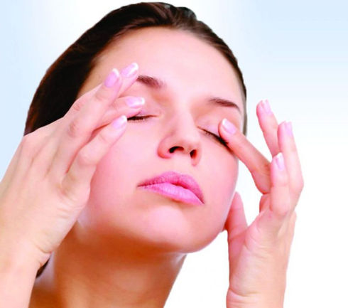 Những mẹo chữa sụp mí mắt được nhiều chị em chia sẻ