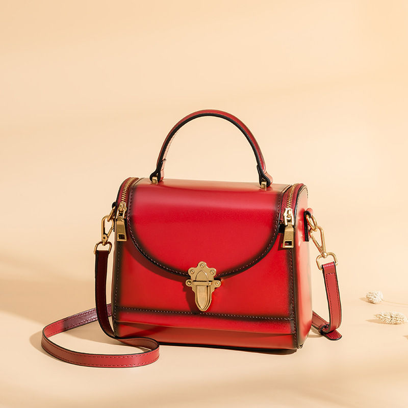 Miniatura: Fashion doctor's bag is retro and versatile