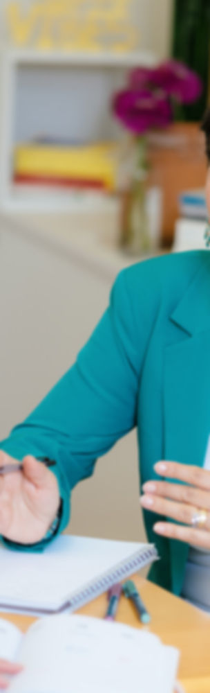 Beraterin Birgit Schellnegger im persönlichen Gespräch im Büro in Graz