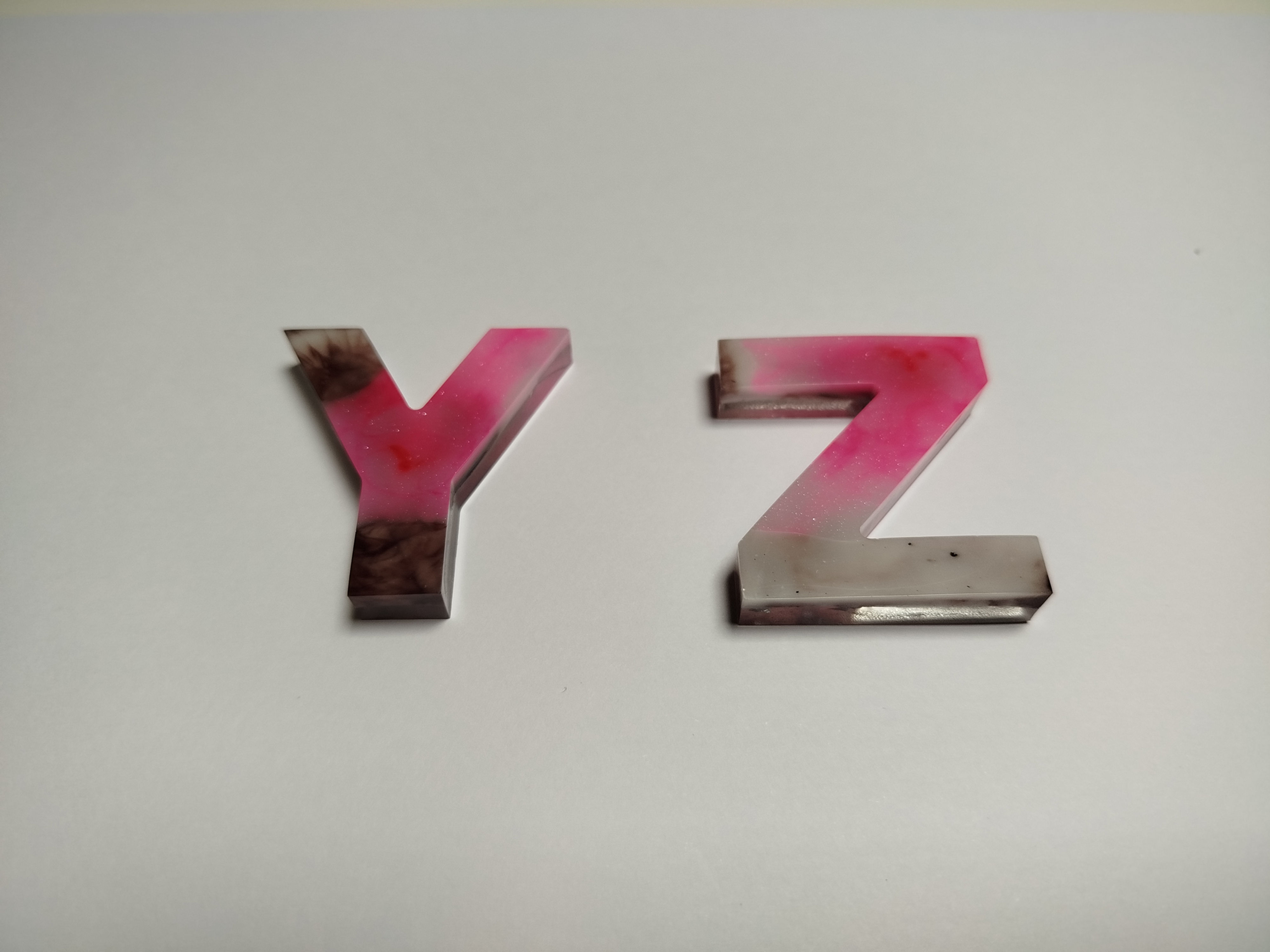 (Y,Z)Harz-Buchstaben-Set, Schlüsselanhänger Zwei liebevoll gefertigte Buchstaben