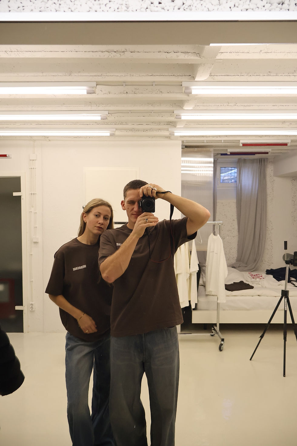 Miniaturbild: WAITING FOR COFFEE BROWN