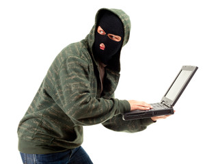 Policía ecuatoriana alerta sobre un potente virus que se propaga a través del correo y roba informac
