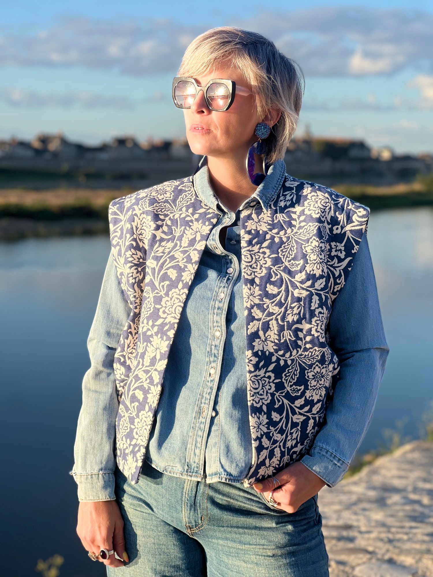 Maude, fond bleu jean’s & fleurs écru 