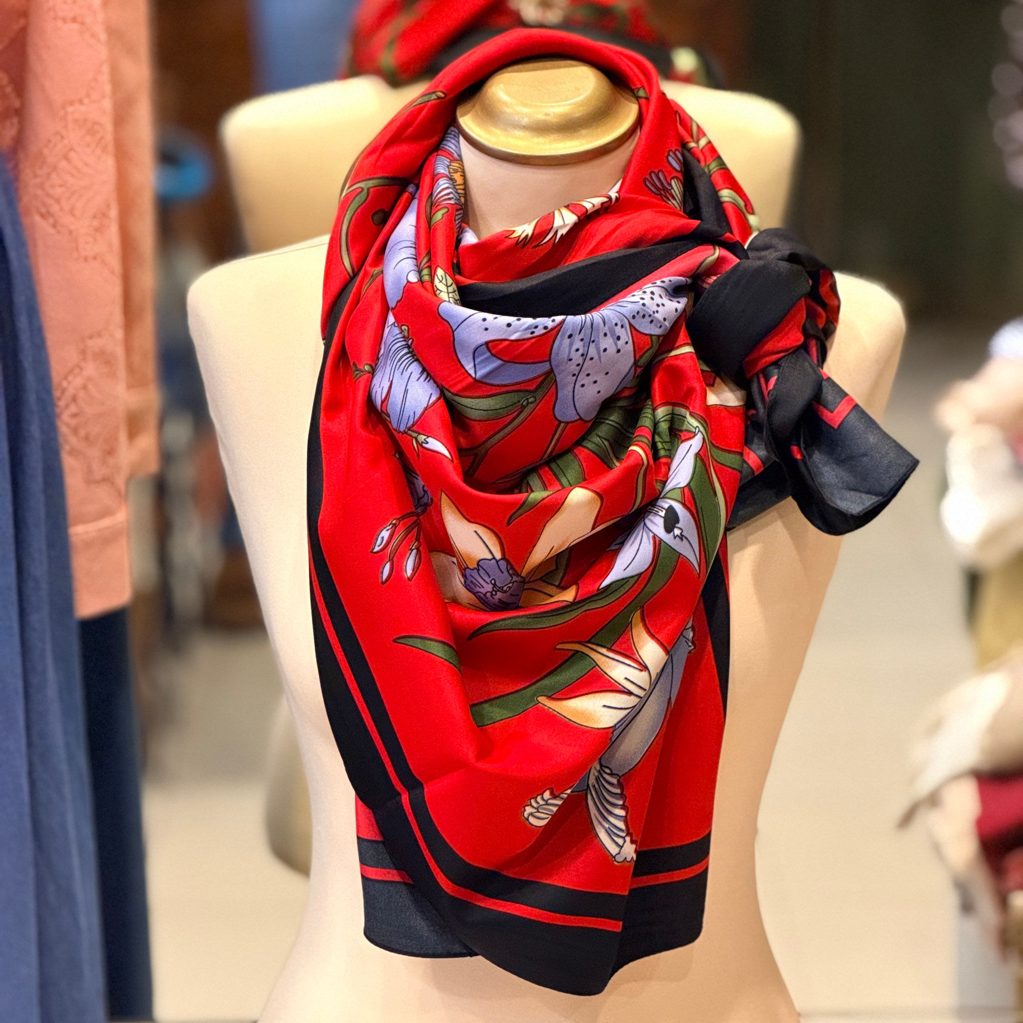 Grand carré, fleurs fond rouge