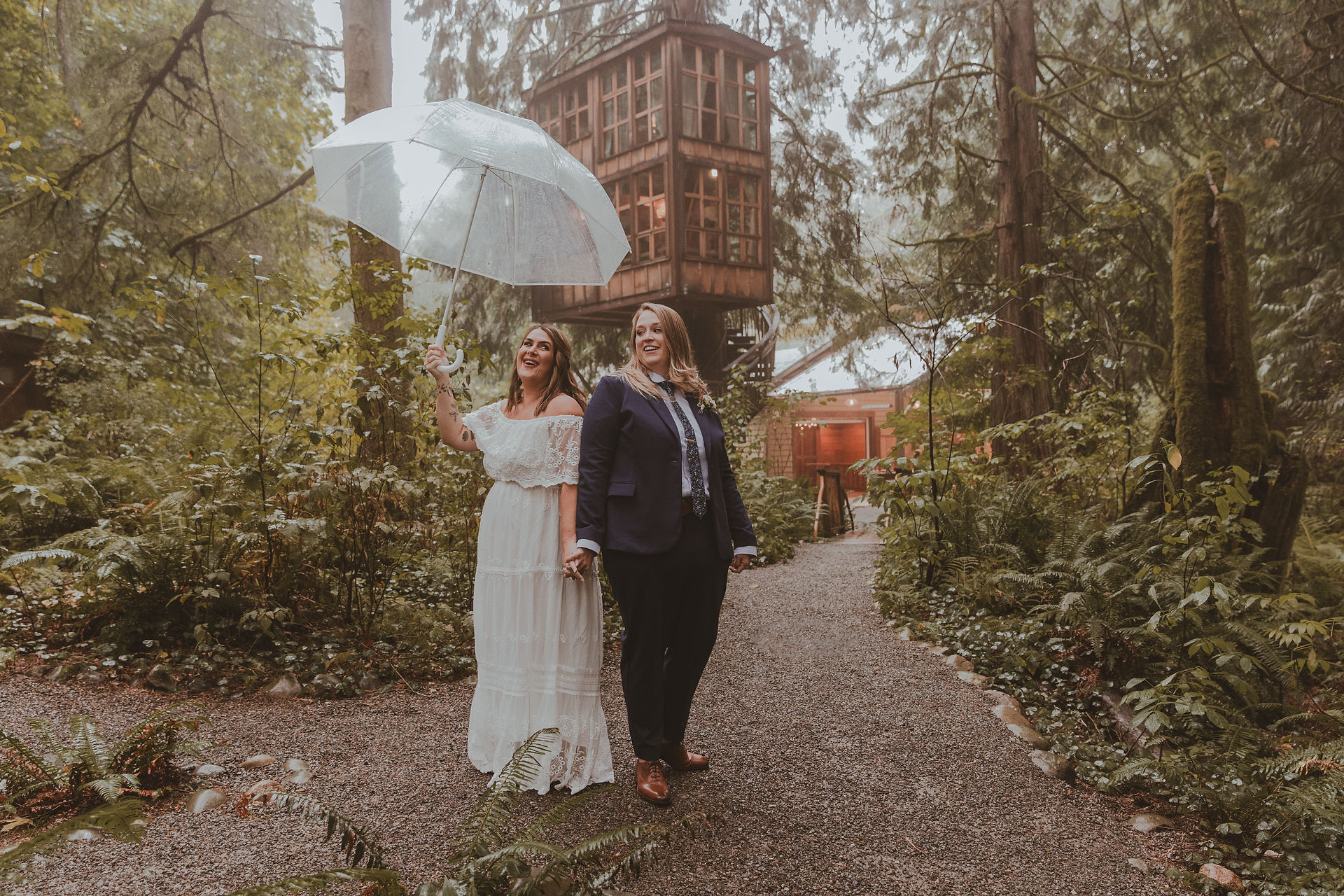 Treehouse point brides during first look