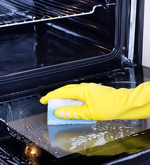 cleaning_an_oven_at_home.jpg