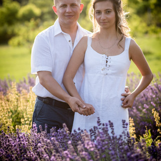 Levendulás E-session fotói esküvői dekoráción