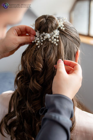 Esküvői készülődés fotózása - Pázmándon, a Lics Birtok szobájában készülő menyasszonyi konty