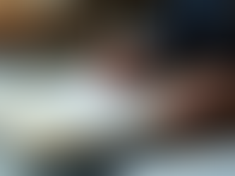 Pessoa assinando notificação de penhora de bem