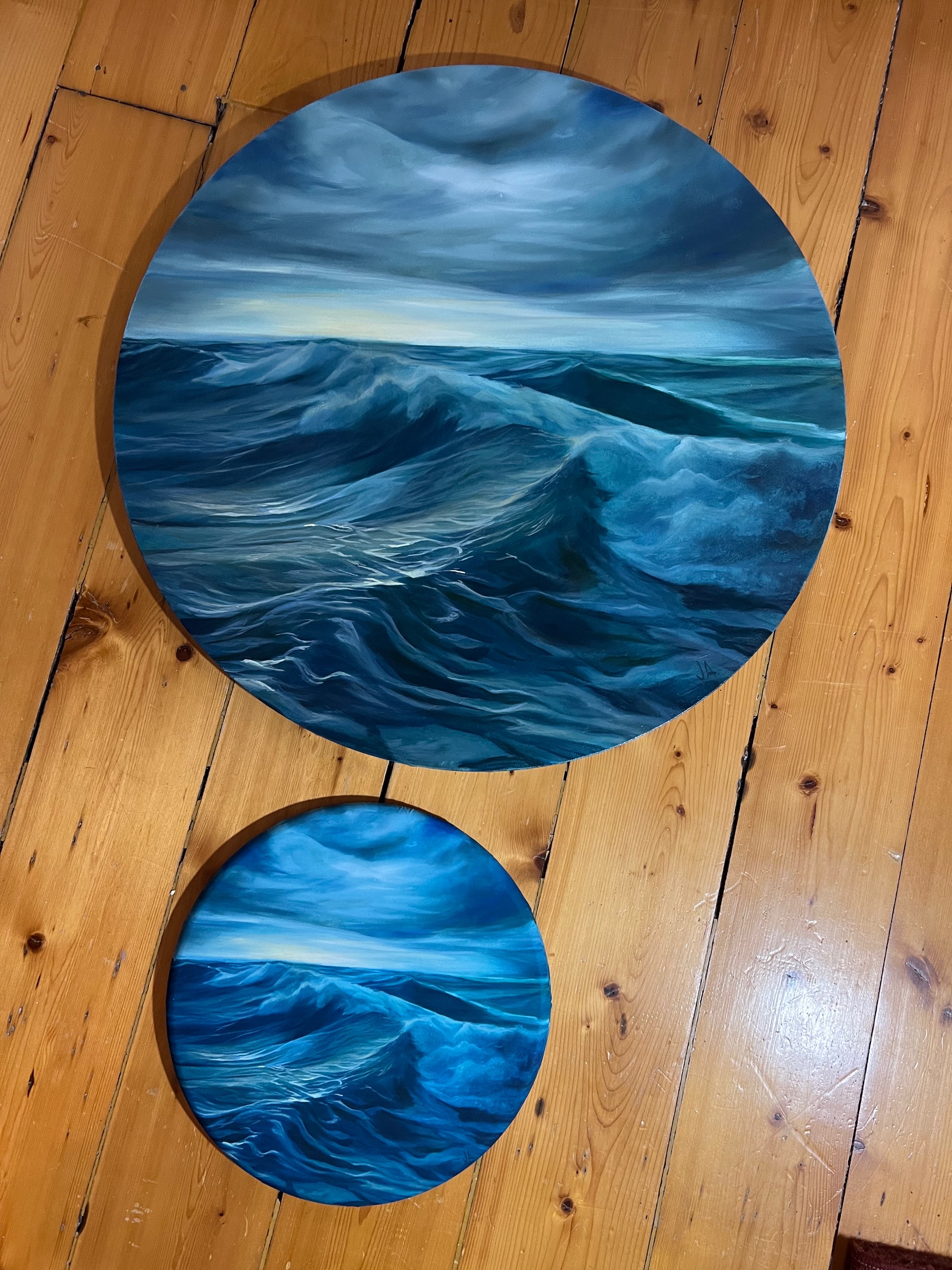 Rolling turquoise waves on a circular canvas