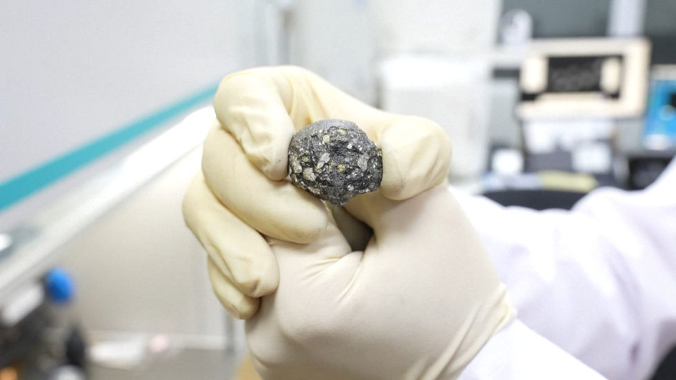 China descubre un nuevo mineral lunar que podría revolucionar la ciencia de materiales