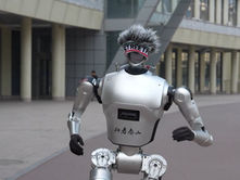 Robots humanoides afinan detalles para histórico medio maratón en Beijing
