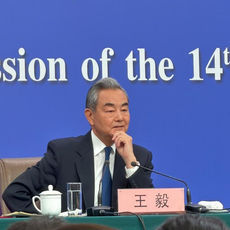 Canciller Wang Yi califica como “histórica” la cumbre entre Xi Jinping y Donald Trump en Beijing