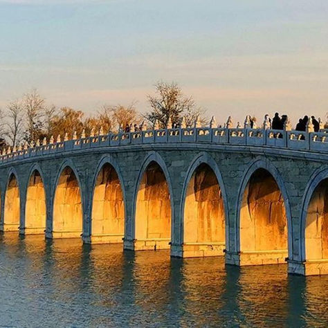 [GALERÍA]: La magia dorada del solsticio de invierno ilumina el puente de 17 arcos de Beijing